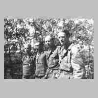 069-0010 Gerhard Hollaender (2. von links) mit seinen Kameraden von der Besatzung einer Panzer-Jaeger-Selbstfahrlaffette..jpg